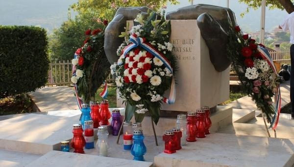 FOTO: Služena misa, položeni vijenci i zapaljene svijeće za branitelje iz Trebižata